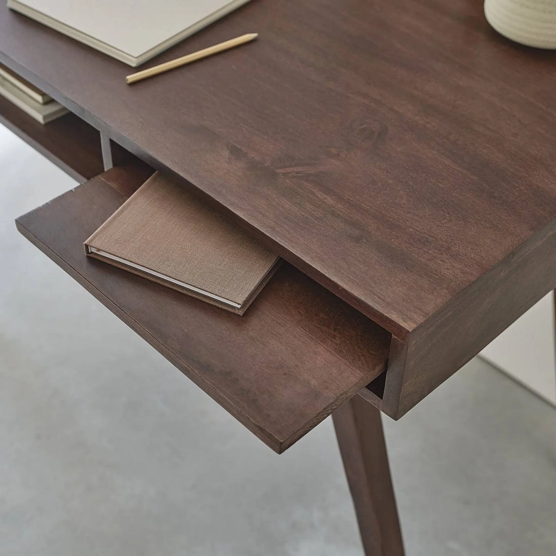 Astrid Study Desk
